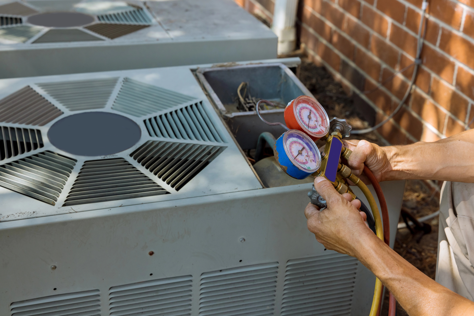 Air conditioning technician servicing Bradenton, FL
